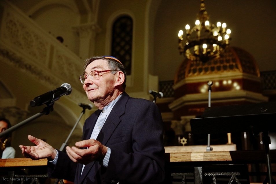 Marian Turski przy mównicy.