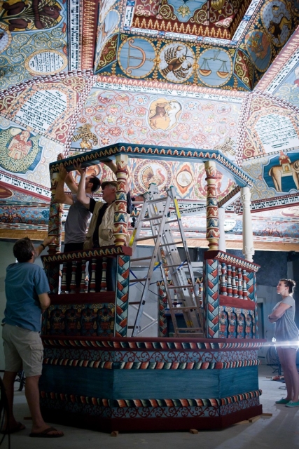 Bima - drewniana konstrukcja ze zdobieniami, część zrekonstruowanej synagogi, która znajduje się w Muzeum POLIN.