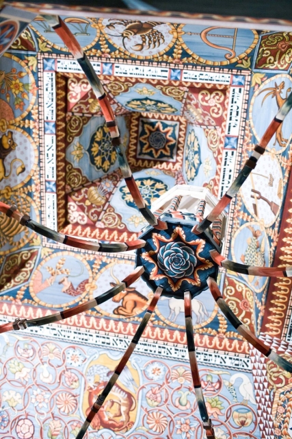 Zdobienia na dachu synagogi zrekonstruowanej w Muzeum POLIN.