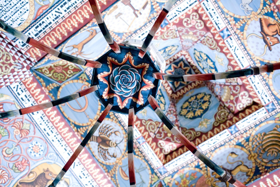 Sklepienie zrekonstruowanej synagogi - pokryte freskami - w Muzeum POLIN.