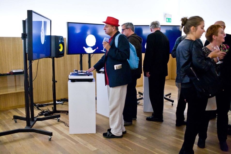 Grupa zwiedzających w Muzeum POLIN podczas wernisażu
