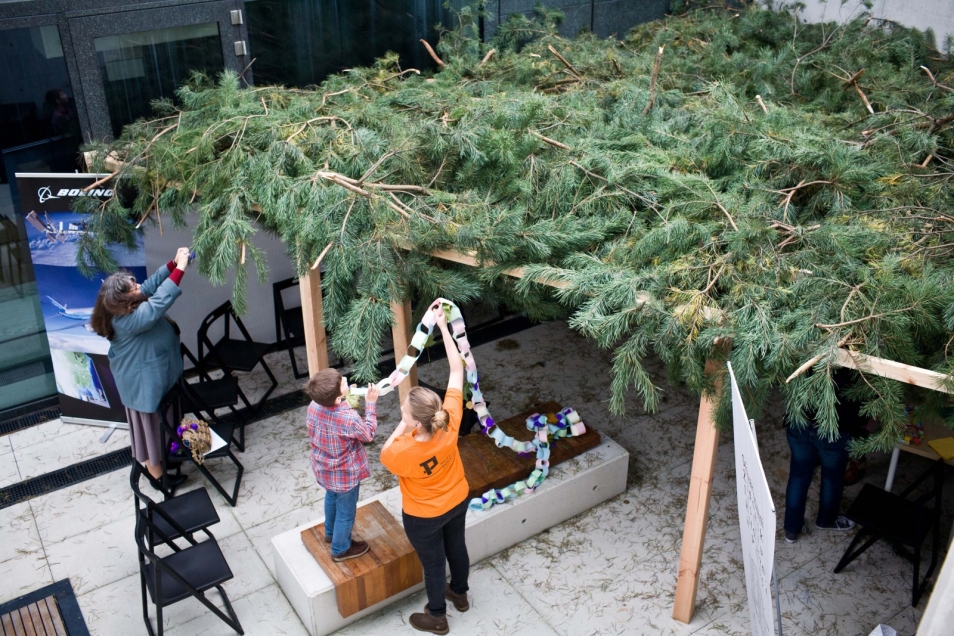 Kilka osób buduje szałas na święto Sukkot.