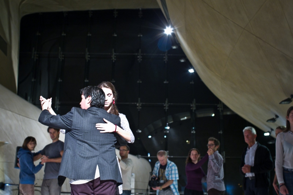 Para tańczy tango w Muzeum POLIN.
