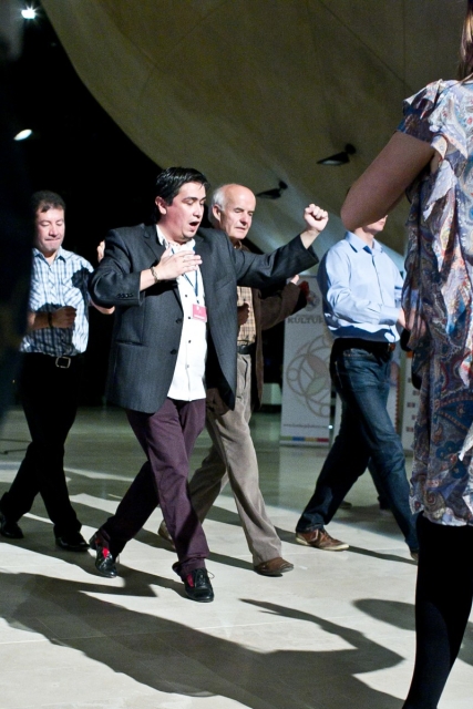 Ludzie tańczą tango w holu Muzeum POLIN.