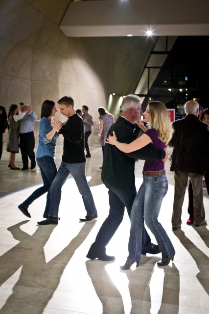 Pary tańczą tango w holu Muzeum POLIN.