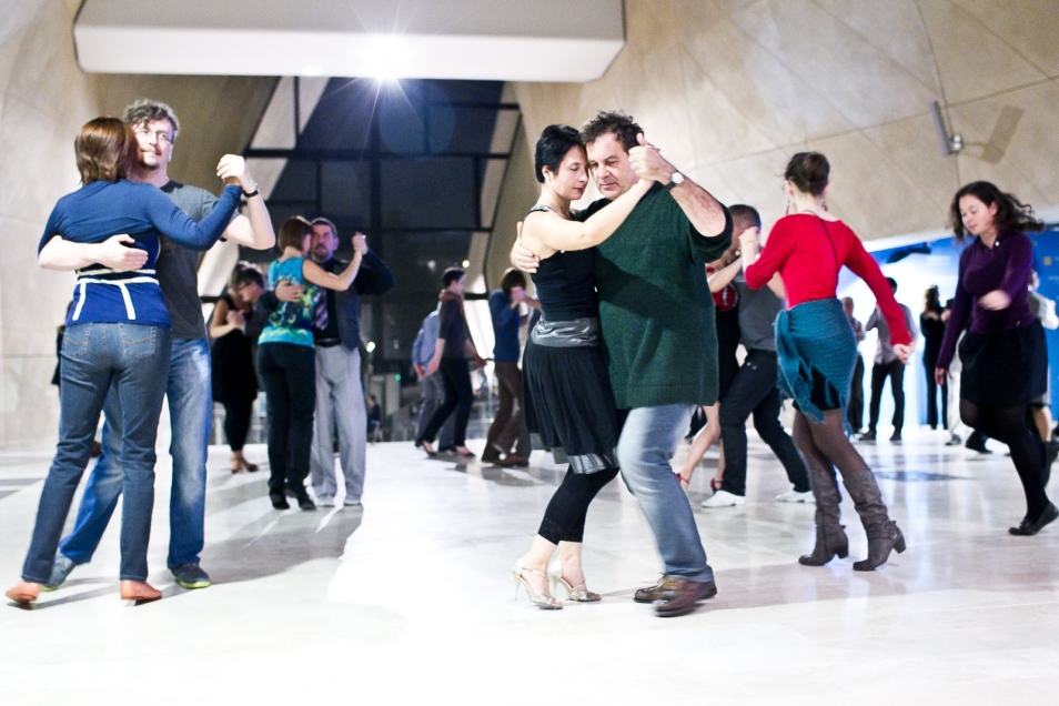 Grupa osób tańczy tango w Muzeum POLIN.