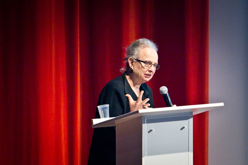 Barbara Kirshenblatt-Gimblett przy mikrofonie.