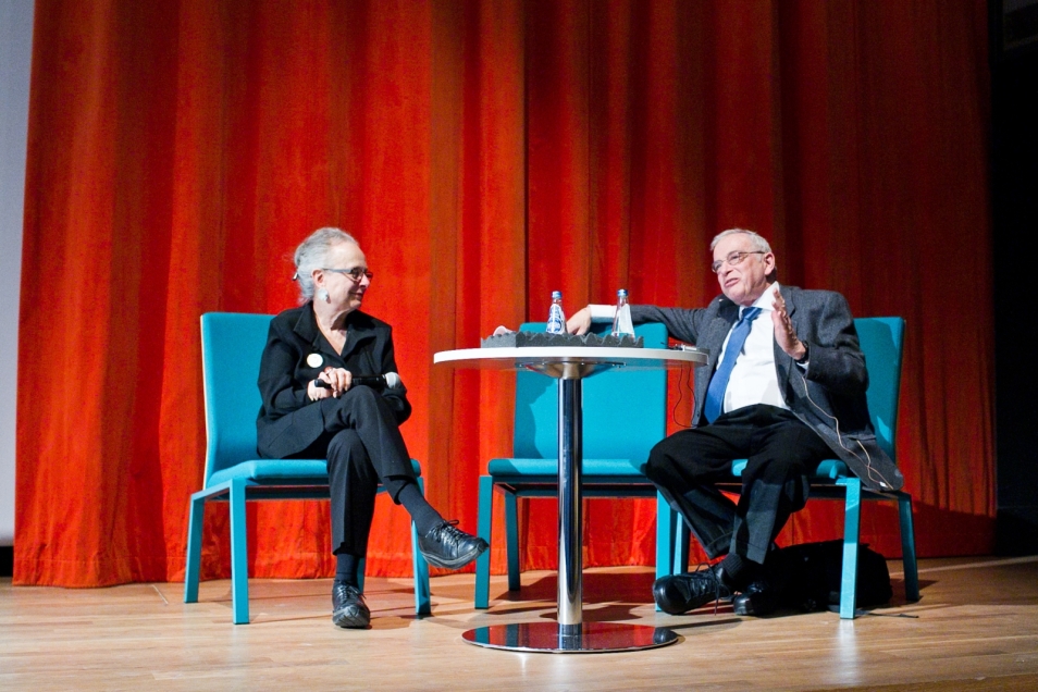 Barbara Kirsenblatt-Gimblett rozmawia z jakimś mężczyzną.