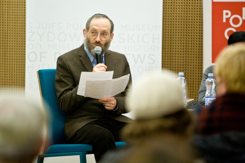 Uczestnik spotkania z cyklu „Uwierzyć w muzeum?” mówi przez mikrofon.
