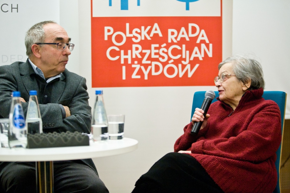 Kobieta i mężczyzna podczas spotkania Uwierzyć w muzeum. Kobieta mówi do mikrofonu.
