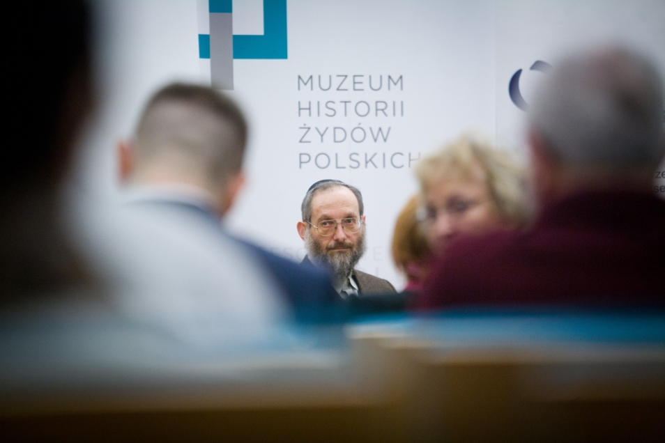 Uczestnicy dyskusji "Uwierzyć w muzeum" siedzą w sali konferencyjnej.