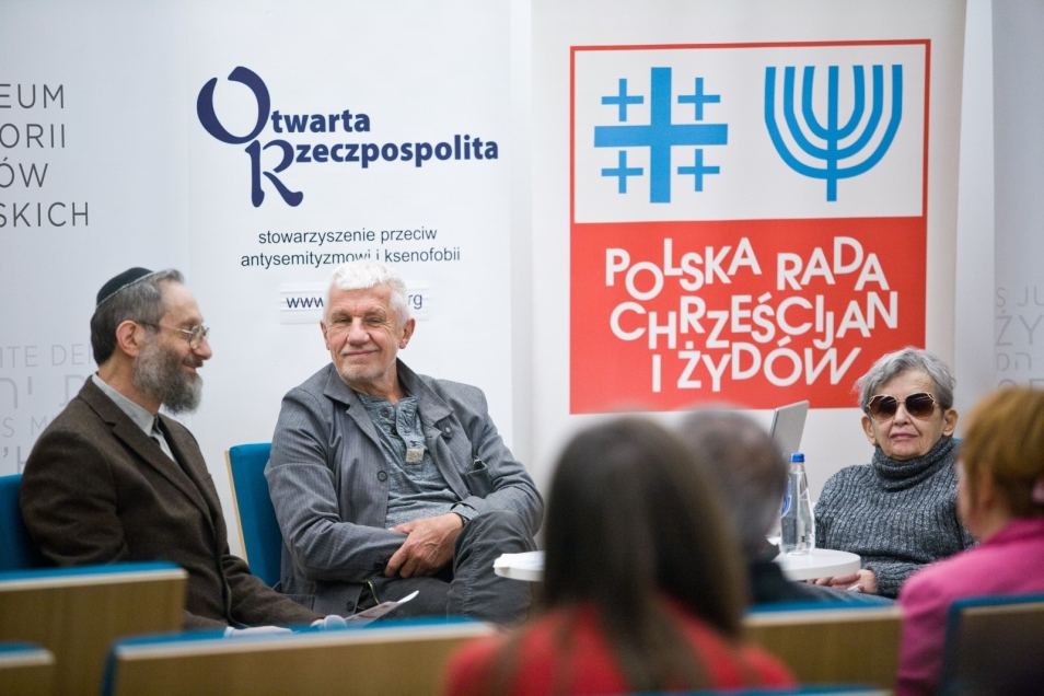 Prelegenci dyskusji "Uwierzyć w muzeum" siedzą przy stole.