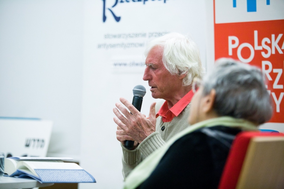 Jeden z panelistów dyskusji "Uwierzyć w muzeum" mówi przez mikrofon.