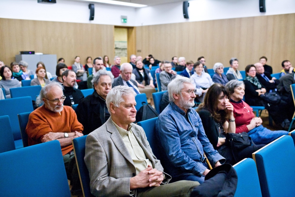 Grupa uczestników debaty o marcu '68 siedzi w sali.