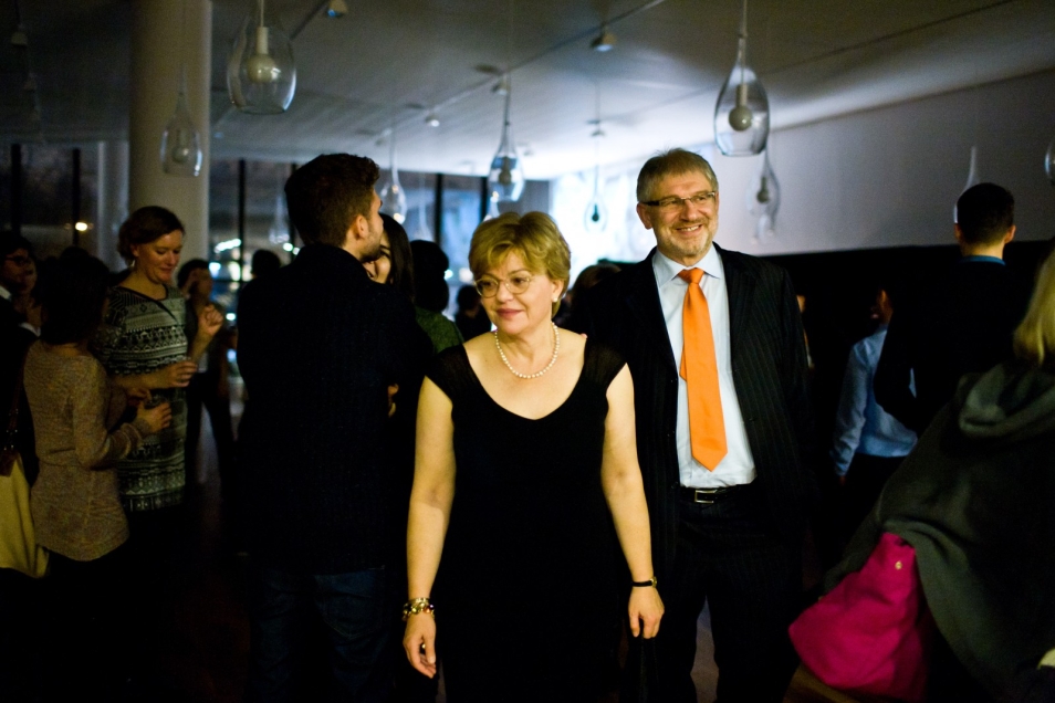 Bal chanukowy, 2013 r. Kobieta i mężczyzna w eleganckich strojach.