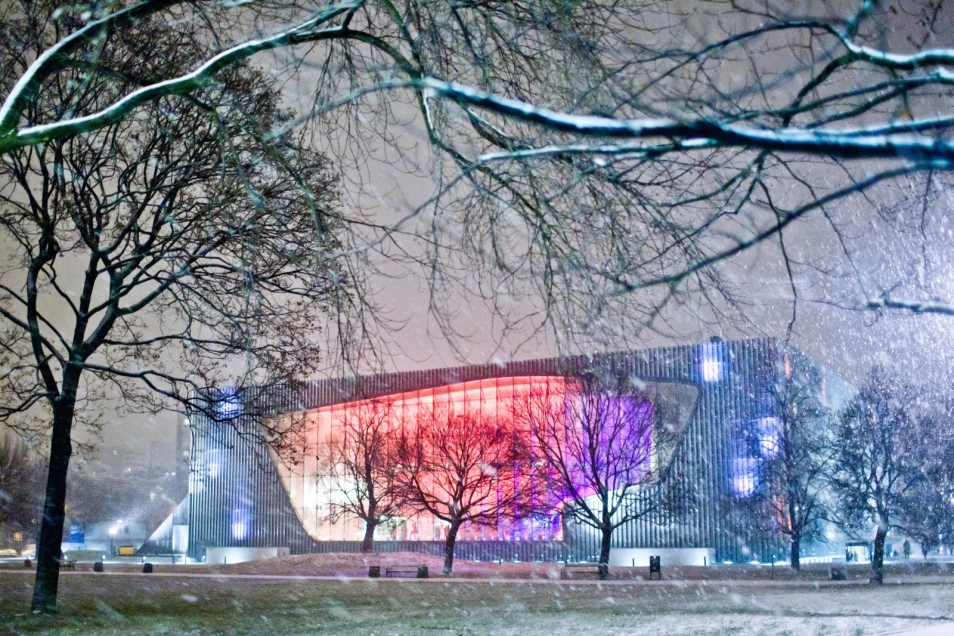 Zima. Podświetlony budynek Muzeum POLIN.
