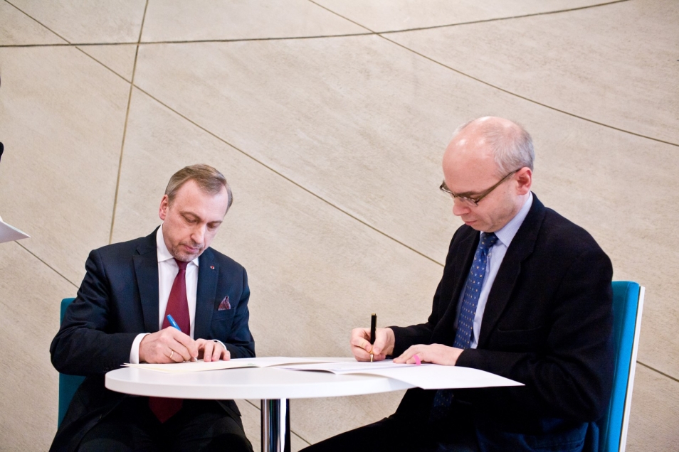 Dariusz Stola i Bogdan Zdrojewski podpisują dokumenty.