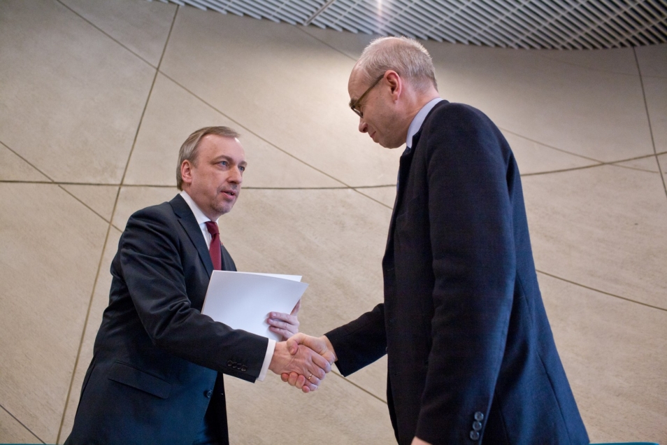 Bogdan Zdrojewski wręcza Dariuszowi Stole nominację na dyrektora Muzeum POLIN.