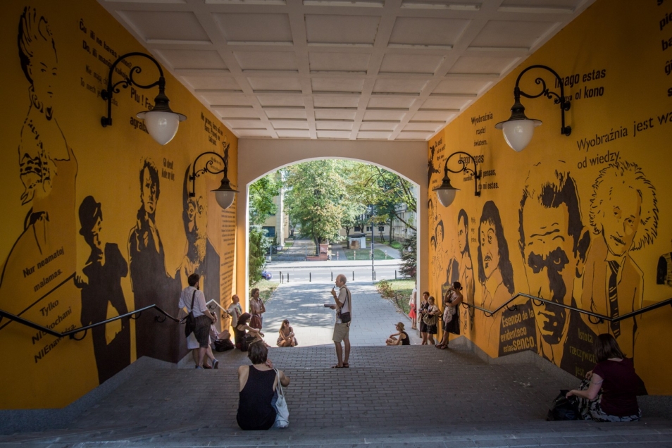 Spacer po Muranowie. Mural w przejściu podziemnym.