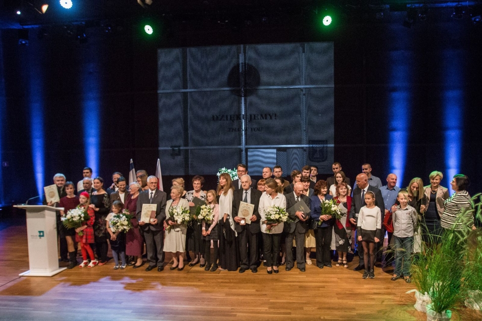 Gala Sprawiedliwi. Grupa laureatów na scenie.