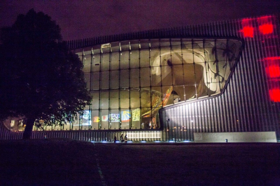 Muzeum POLIN nocą.