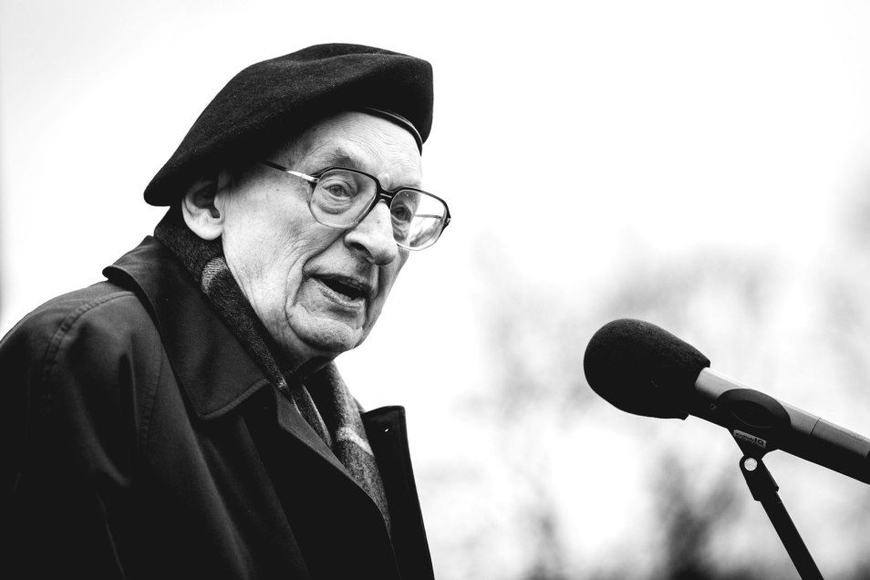 Władysław Bartoszewski przemawia przy mównicy.