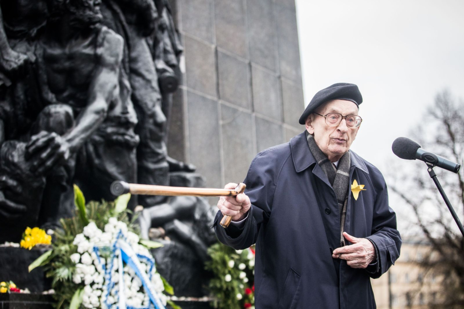 Władysław Bartoszewski przy pomniku Bohaterów Getta w 72. rocznicę powstania w getcie warszawskim.