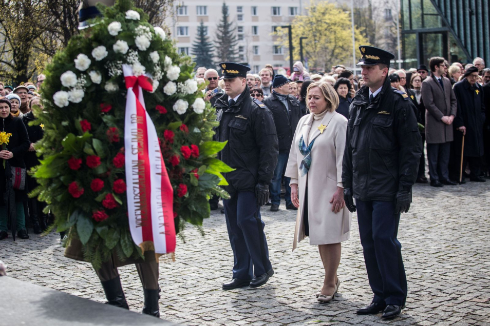 Delegacja składa kwiaty pod pomnikiem Bohaterów Getta w dniu 72. rocznicy powstania w getcie warszawskim.