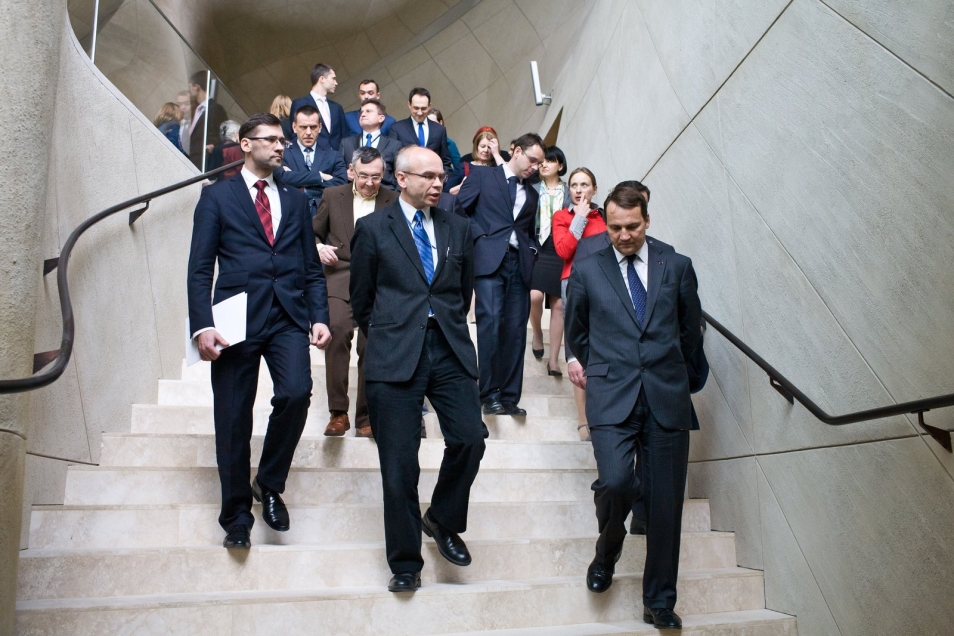 Radosław Sikorski z delegacją w Muzeum POLIN w 2014 r.