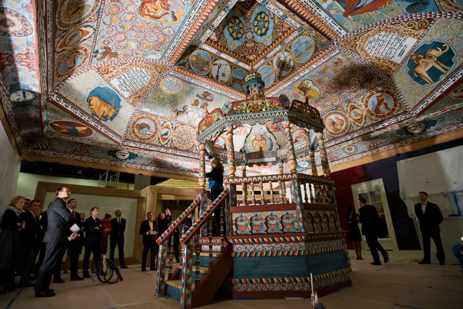 Radosław Sikorski wraz z delegacją podziwia drewnianą synagogę w Muzeum POLIN.