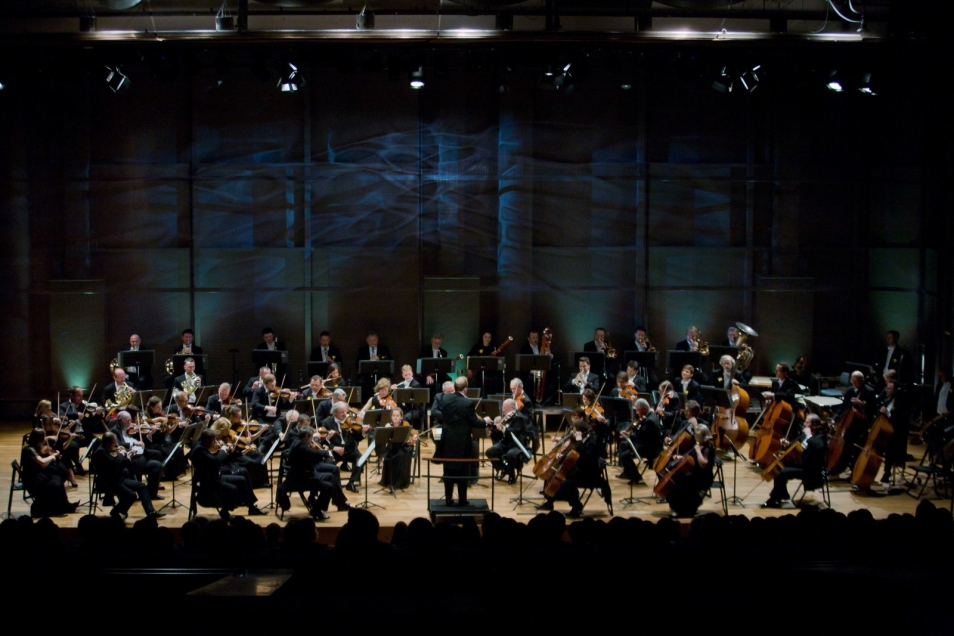 Orkiestra Sinfonia Varsovia na scenie.