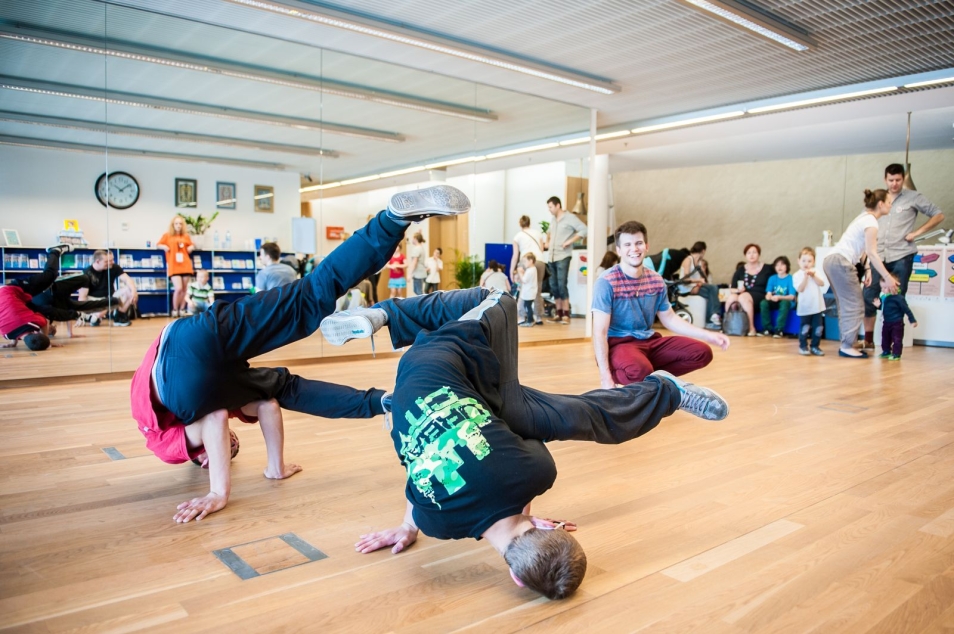 Chłopcy tańczą breakdance'a,