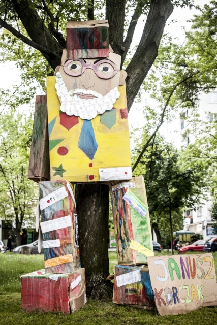 Na drzewie wisi rysunek przedstawiający Janusza Korczaka.
