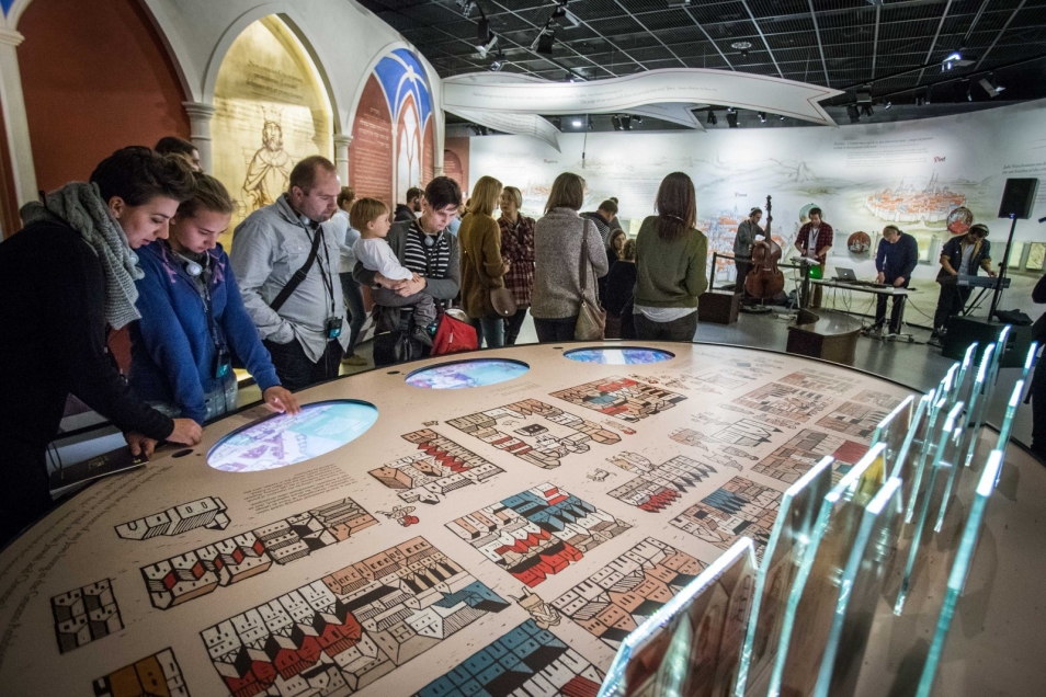 Grupa zwiedzających galerii nr 3 na wystawie stałej w Muzeum POLIN.