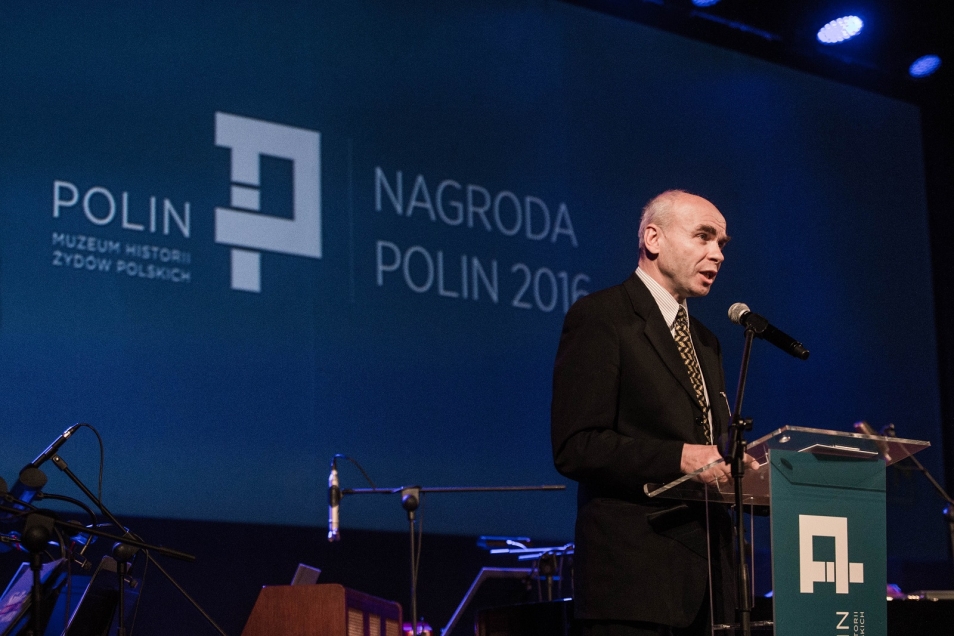 Gala Made in POLIN, Dariusz przy mikrofonie.