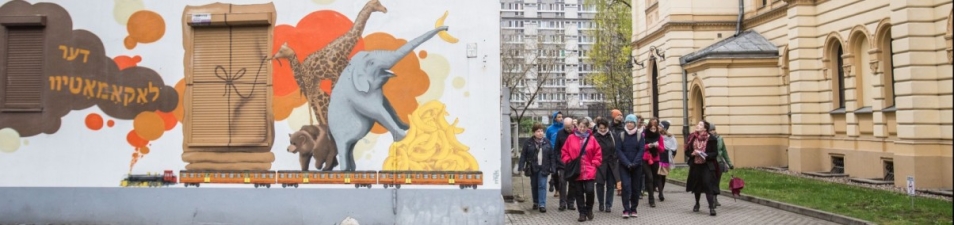 uczestnicy spaceru miejskiego w okolicach Synagogi Nożyków w Warszawie 