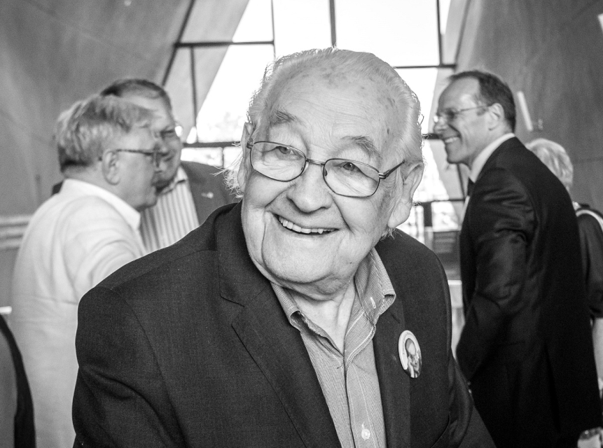 Andrzej Wajda w Muzeum POLIN. Czarno-białe zdjęcie.
