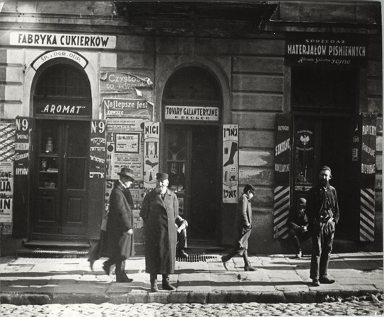 Przedwojenna ulica żydowska, najprawdopodobniej w Warszawie.