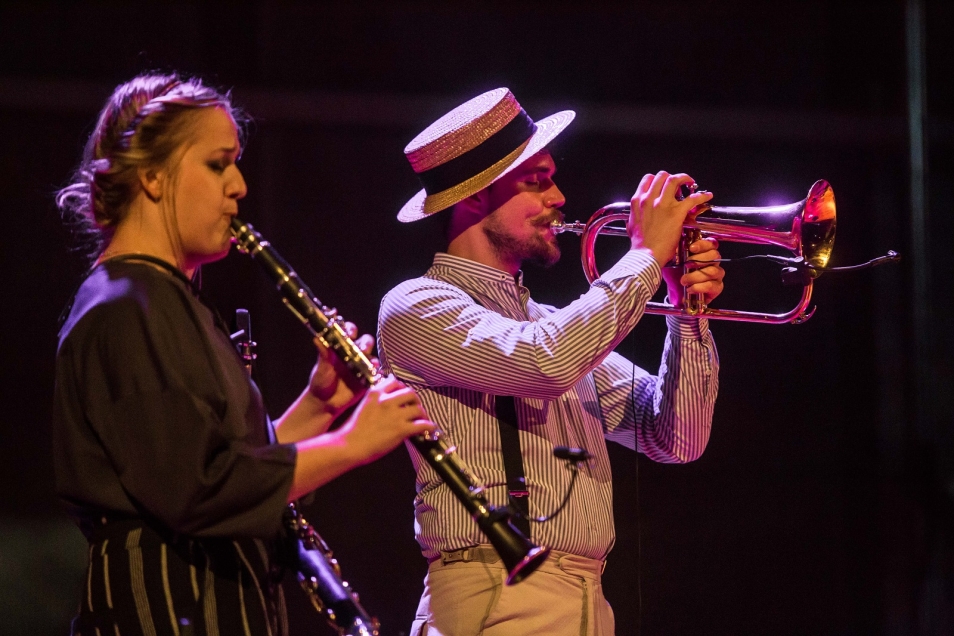 Koncert. Kobieta gra na klarnecie, a mężczyzna na trąbce.
