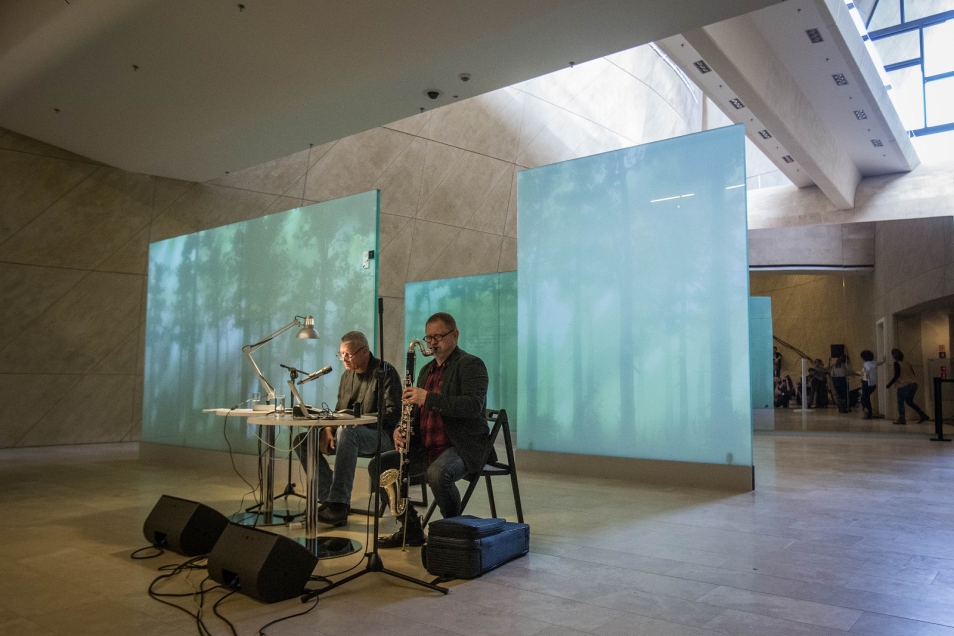 Dwaj muzycy grają na instrumentach w galerii Las w Muzeum POLIN.