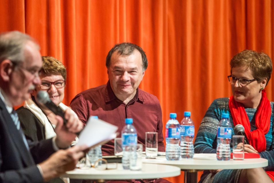Debata Żyd w języku. Grupa językoznawców siedzi przy stole.