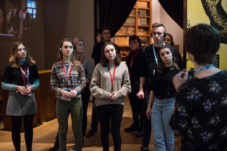 Rówieśnicy-przewodnicy - oprowadzenia rówieśnicze po wystawie "1000 lat historii Żydów polskich" w Muzeum POLIN