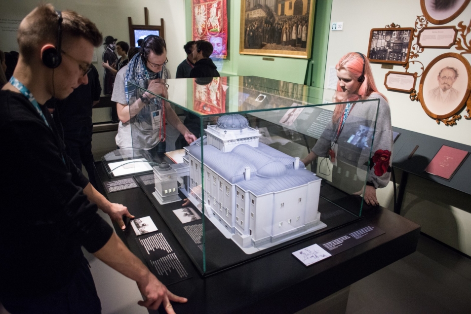 Rówieśnicy-przewodnicy - oprowadzenia rówieśnicze po wystawie "1000 lat historii Żydów polskich" w Muzeum POLIN