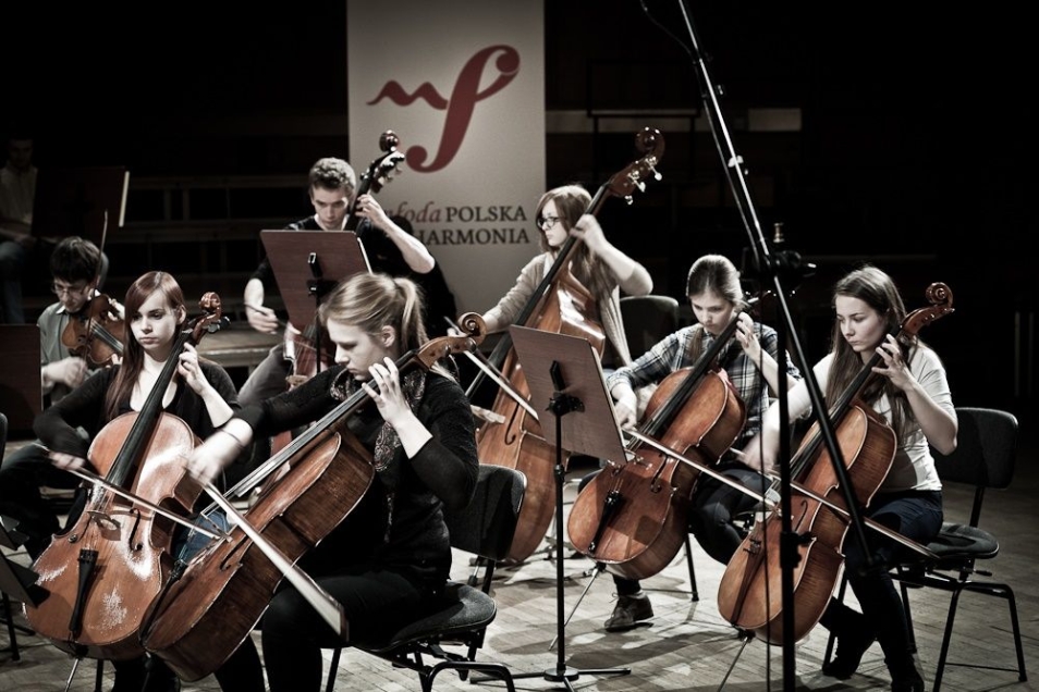 Orkiestra na scenie.