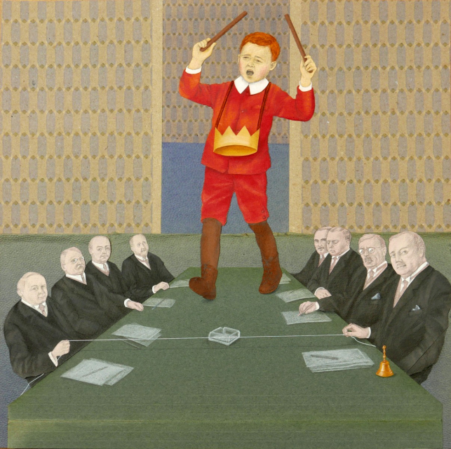Król Maciuś stoi na stole, przy którym siedzą mężczyźni w garniturach.