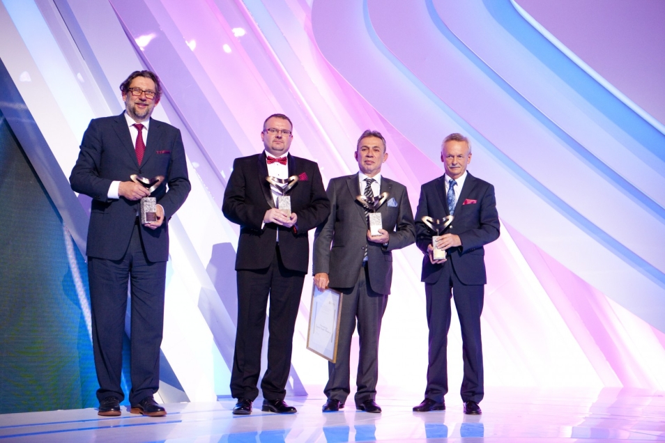 Przedstawiciele Stowarzyszenia Żydowski Instytut Historyczny w Polsce odbierają nagrody na scenie.