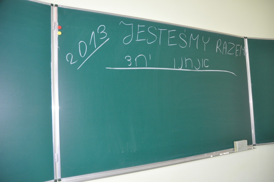 Na tablicy napisany kredą napis Jesteśmy razem, 2013