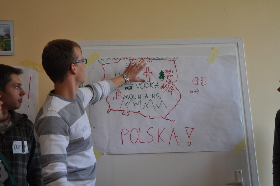 Chłopak prezentuje efekty pracy grupy na planszy.