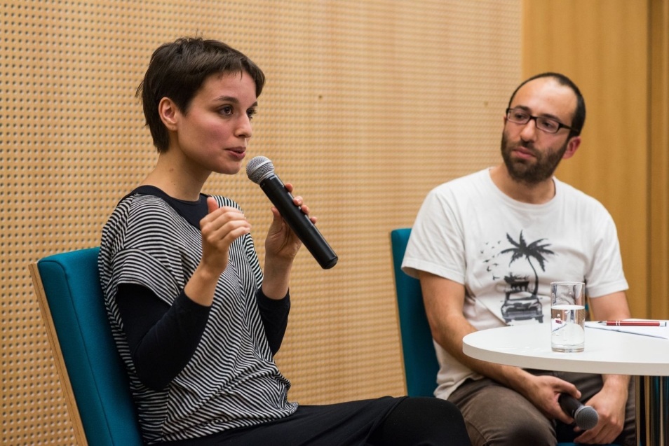 Luísa Nóbrega, artystka z Brazylii, stworzyła instalację "Niedobrze mieć przeszłość, nawet cudzą" złożoną ze śladów dwunastu akcji performatywnych