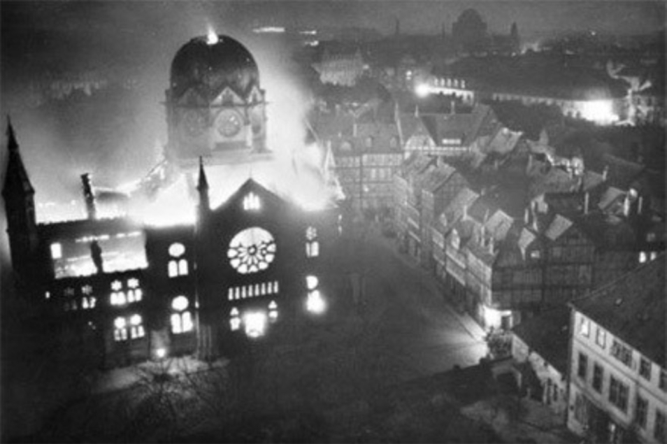 Kadr z filmu "Noc kryształowa" - świątynia i kamienice na rynku jakiegoś miasta.
